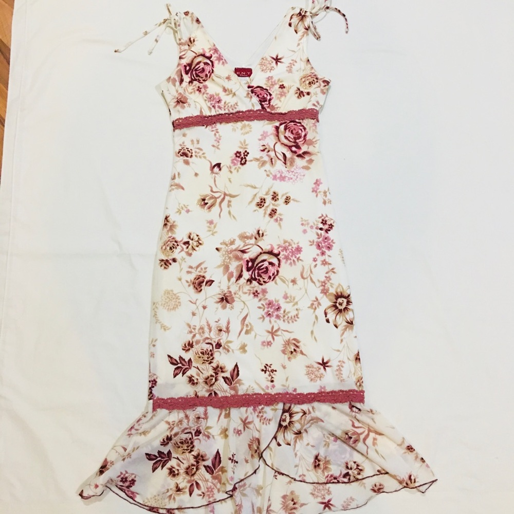 Cream and Pink Floral Mermaid Flare Dress with Gold Detailed Roses - Picture 2 of 13